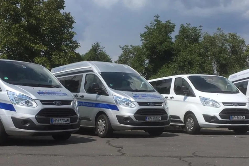 KFZ-Vermietung Hermann Vier 9-Sitzer Busse von Ford nebeneinander