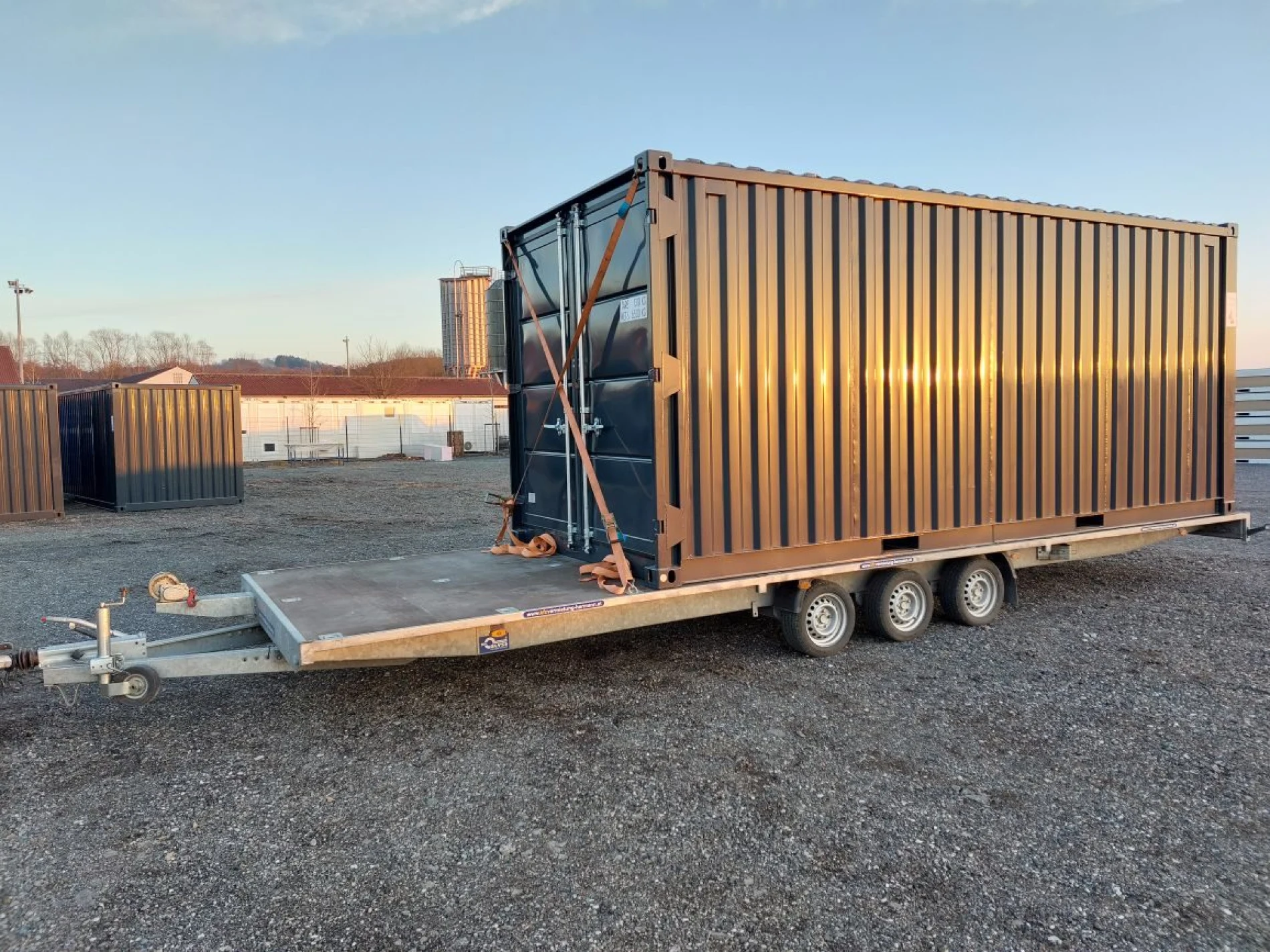 XXXL-Autotransporter mit Container beladen