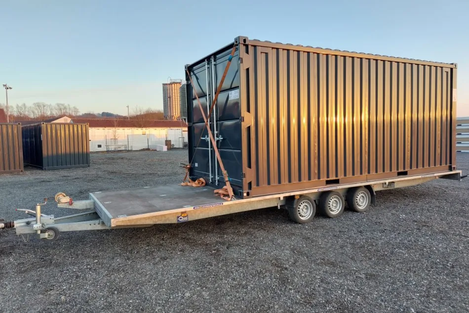 KFZ-Vermietung Hermann XXXL-Autotransporter mit Container beladen