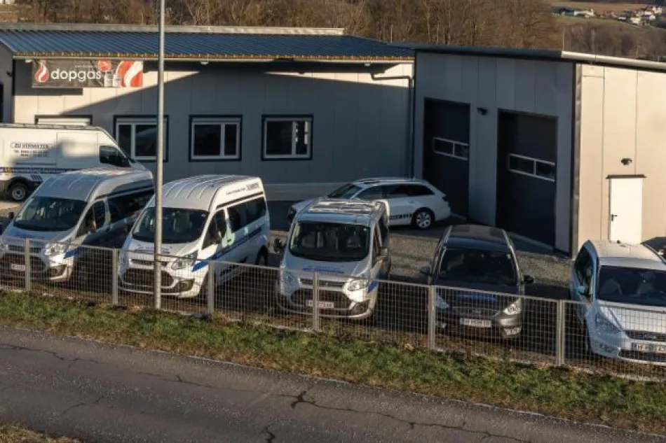 KFZ-Vermietung Hermann Betriebsgelände der KFZ-Vermietung Hermann in Lafnitz mit Bussen, Transportern und PKW