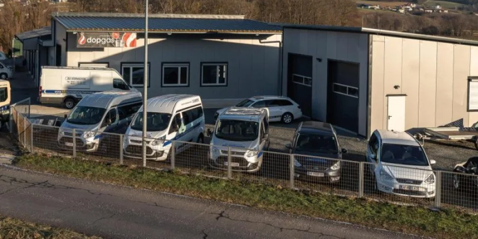 KFZ-Vermietung Hermann Betriebsgelände der KFZ-Vermietung Hermann in Lafnitz mit Bussen, Transportern und PKW